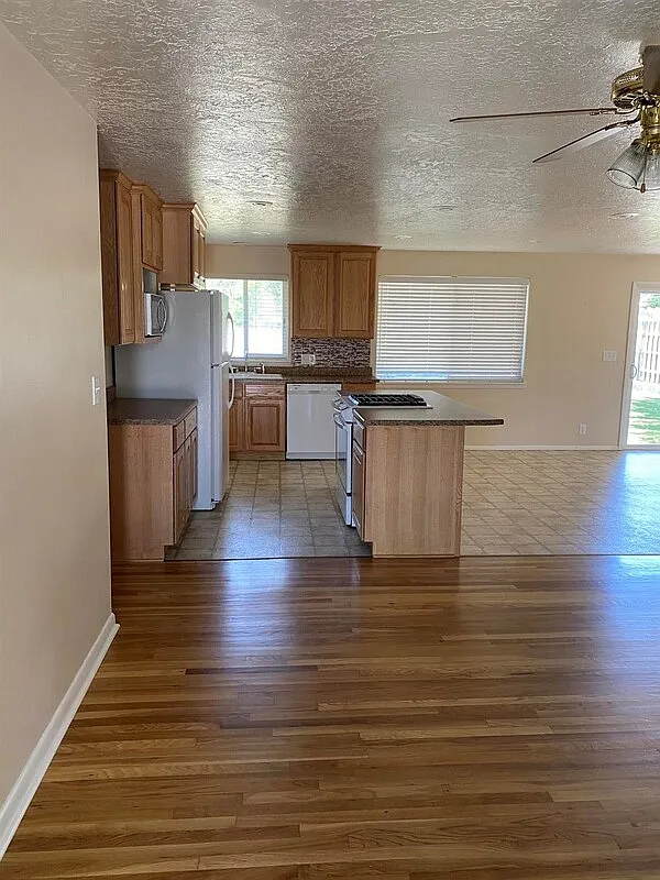 5 bed, 2.5 bath, $1,850 — Photo 2