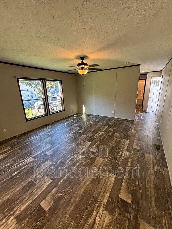 3 bed, 2.0 bath, 1120 sqft, $1,295 — Photo 3