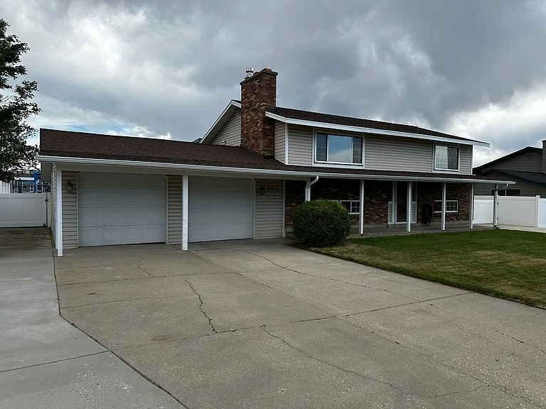 1102 E Sleepy Hollow Ln — Photo 32