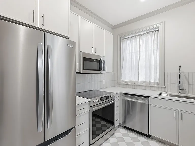 124 E McDonough St — Photo 82