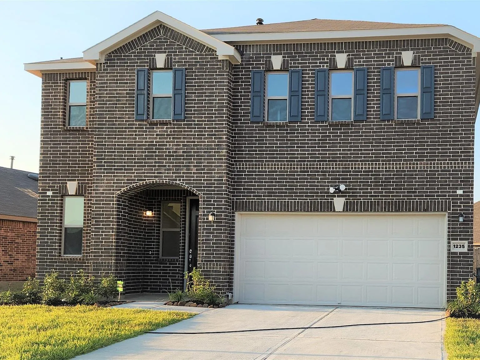3 bed, 2.5 bath, 2004 sqft, $2,300 — Photo 1
