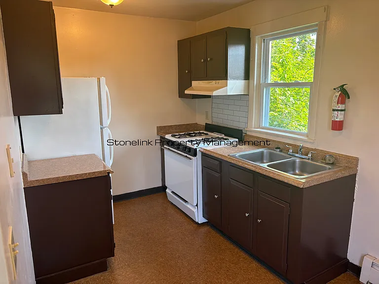 587 Pine St — Photo 2