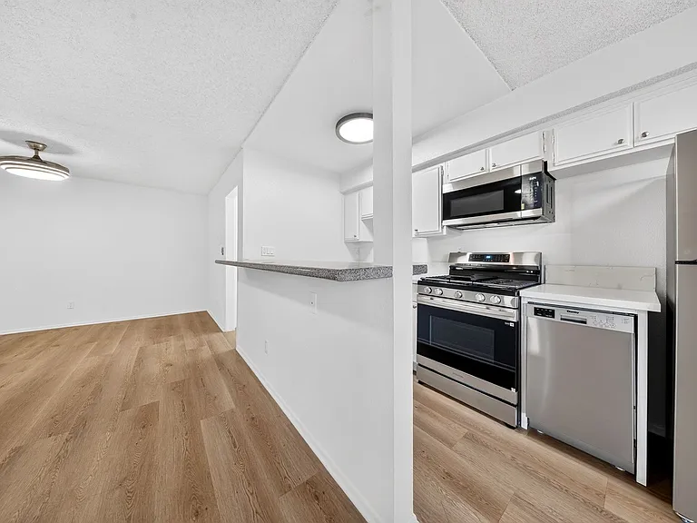5708 Tujunga Ave — Photo 15