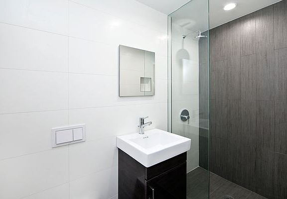 4th image of 331 E 5th St APT E1