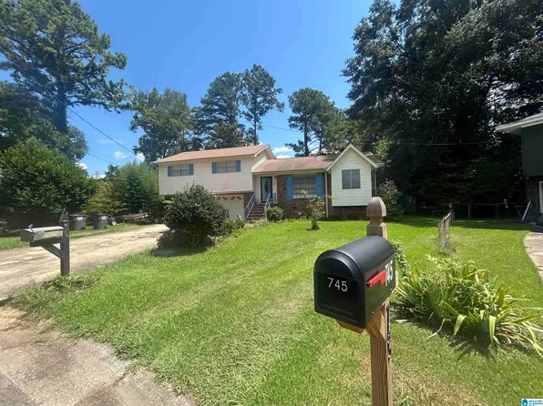 749 Parkmoor Cir, Bessemer, AL 35023