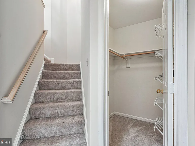 7059 Kings Manor Dr — Photo 14