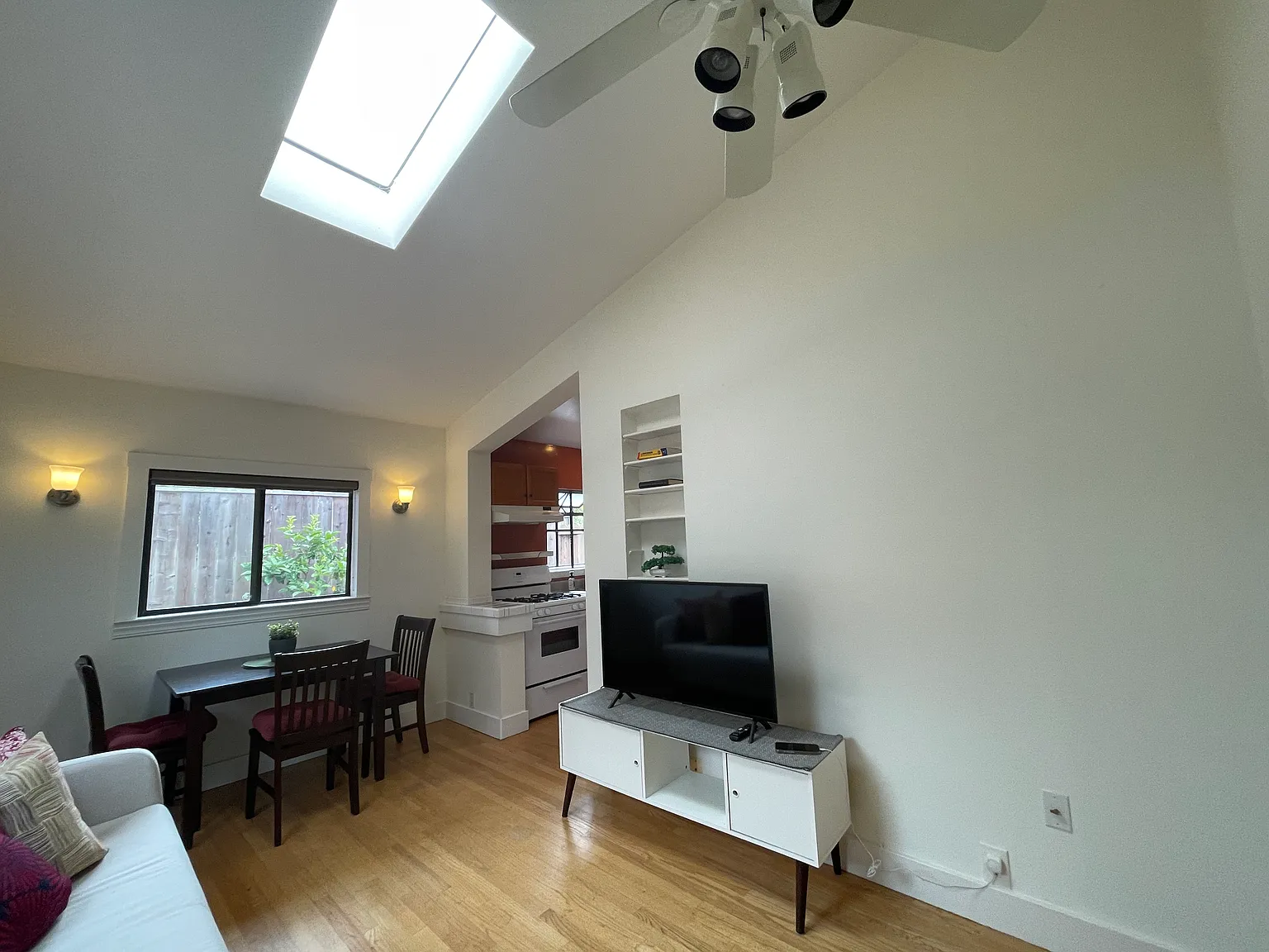 2 bed, 820 sqft, $3,300 — Photo 3