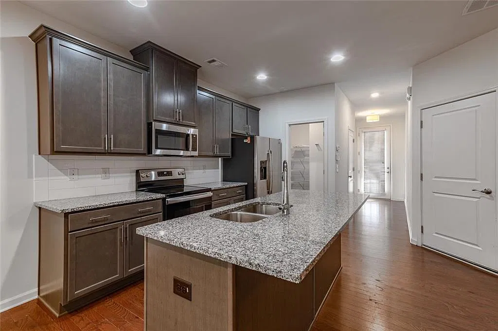 3 bed, 2.5 bath, 1712 sqft, $2,100 — Photo 4