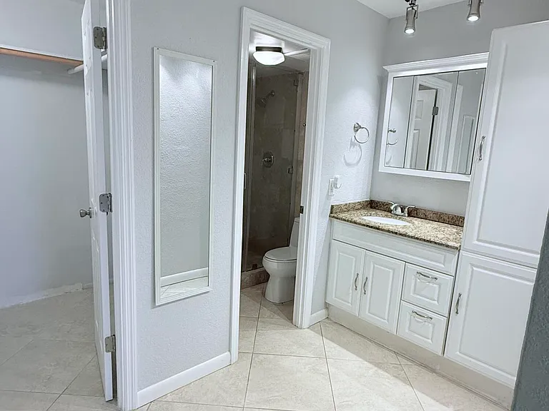 401 Golden Isles Dr #913 — Photo 20