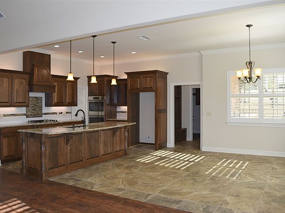 3rd image of 711 Hillcrest Dr