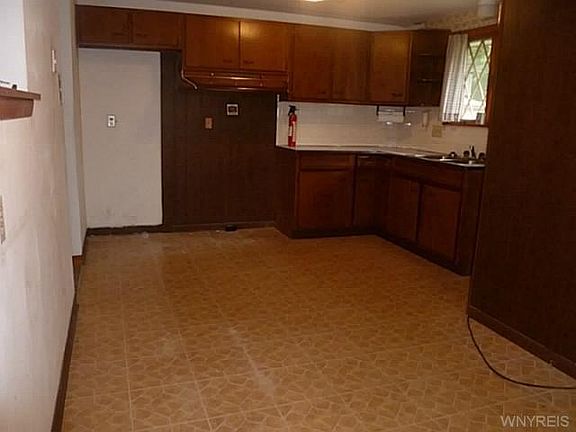 5th image of 134 Minden Dr