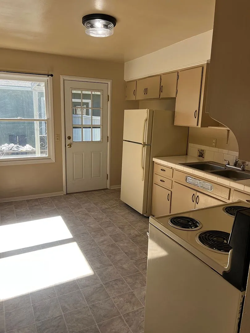 Medford 2 Bedroom, 1 bath Duplex with Fenced Yard — Photo 2