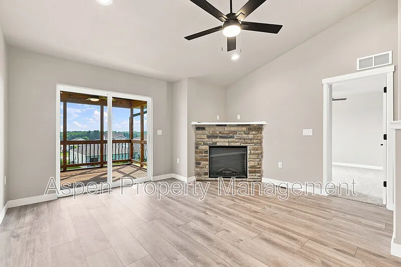 3 bed, 3.0 bath, 1500 sqft, $2,295 — Photo 3