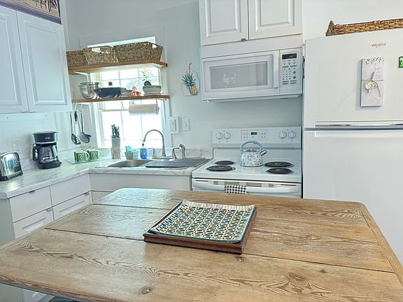 Full size kitchen. Nicely stocked.