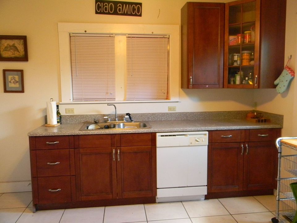 2nd image of 606 Merriam St