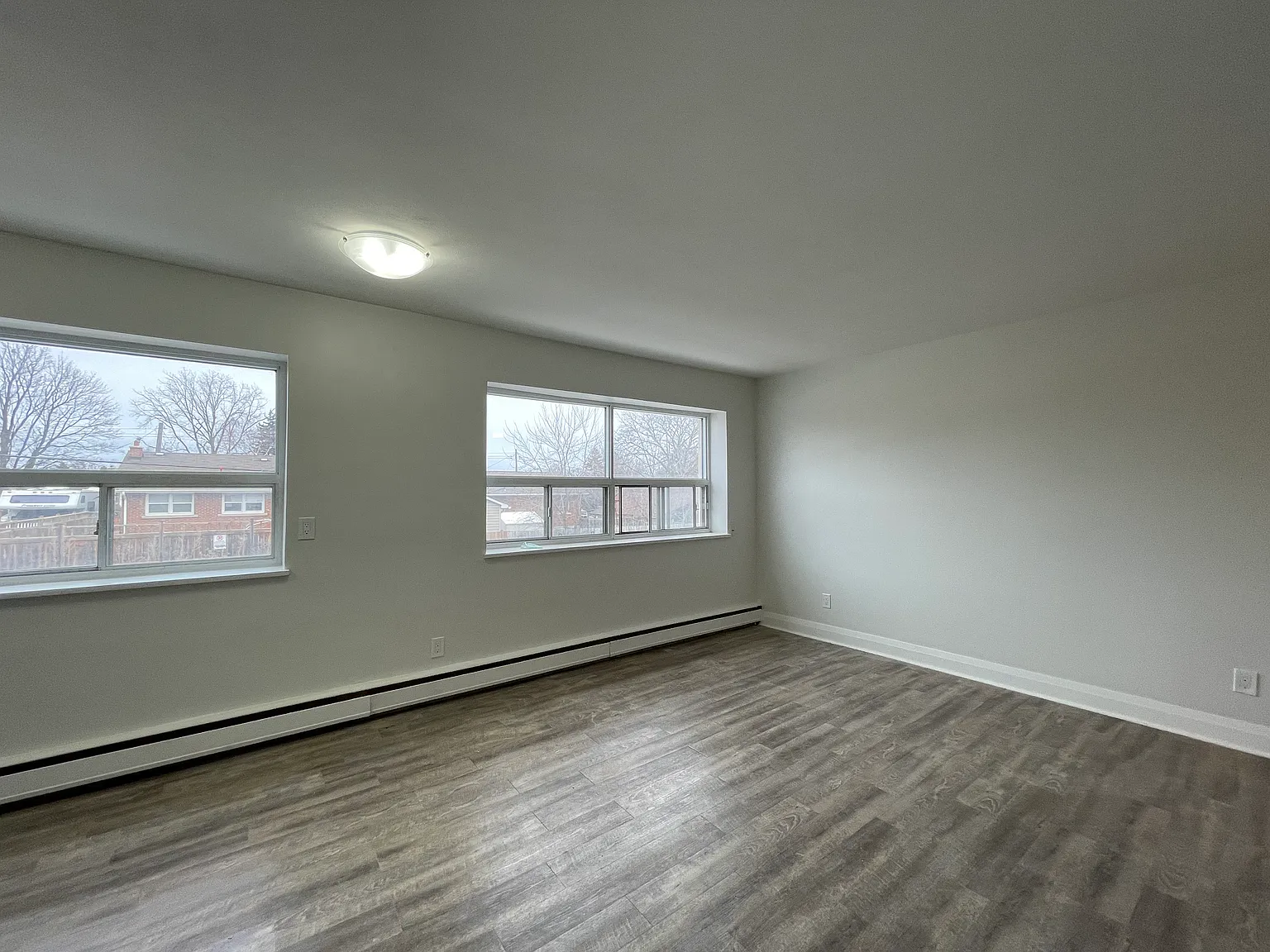 987 Mohawk Rd E — Photo 3