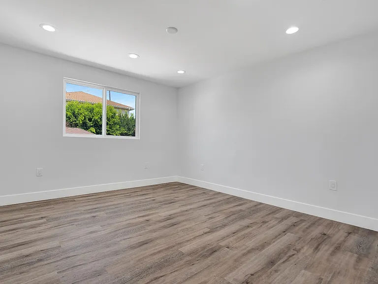 11613 Burbank Blvd — Photo 20