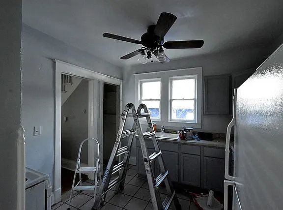 5th image of 465 N Spring St