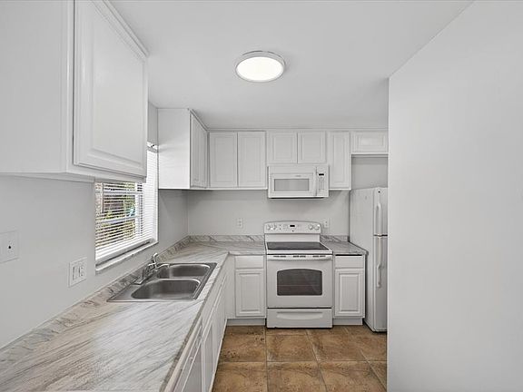 3rd image of 14024 VILLAGE TERRACE DRIVE