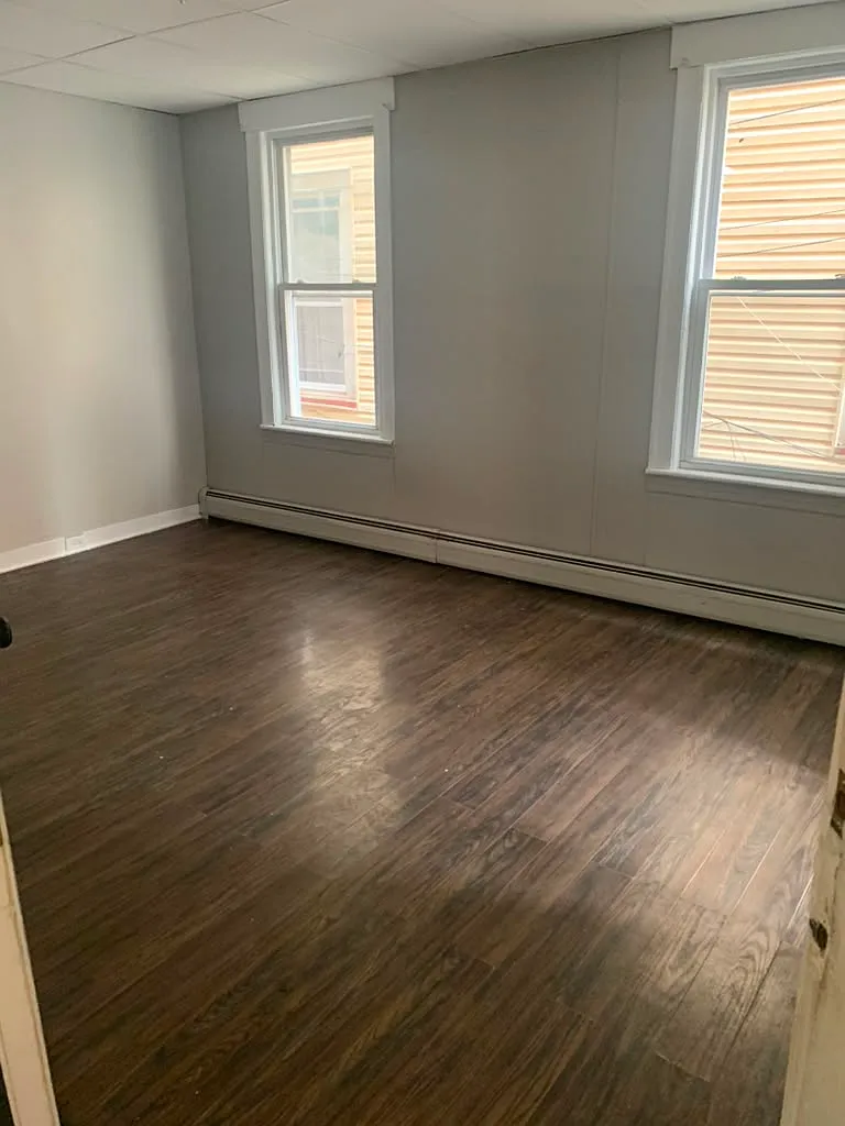 4 bed, 1000 sqft, $2,500 — Photo 3