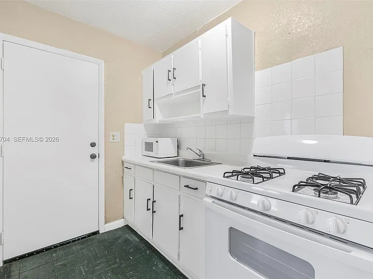 126 SW 18th Ave #11 — Photo 2