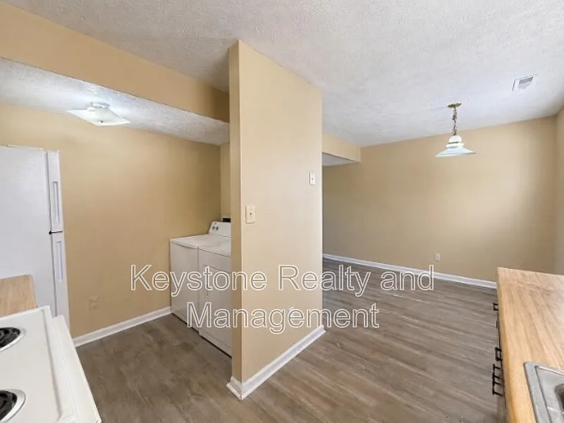 2 bed, 1.0 bath, 975 sqft, $795 — Photo 4