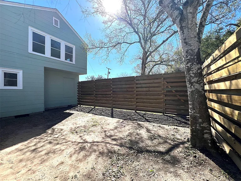 801 Avenue F — Photo 34
