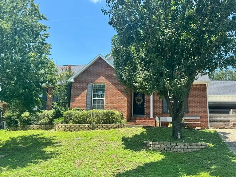 712 Denise Dr — Photo 1
