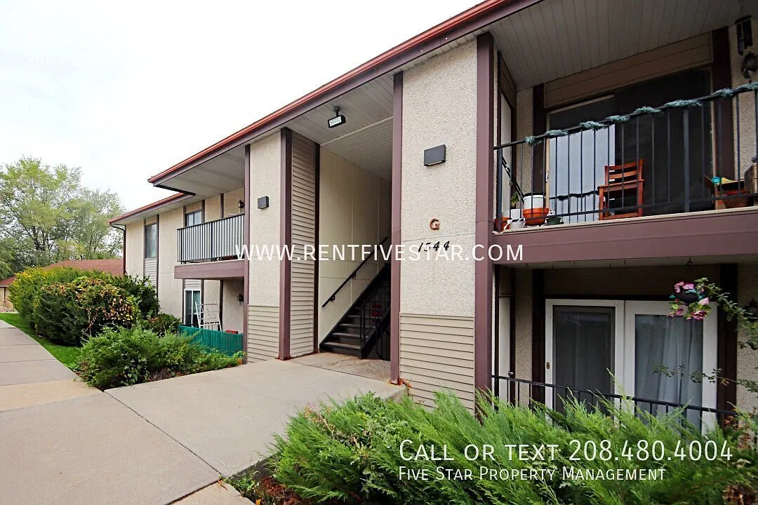 Fantastic 2 Bedroom Apartment with Pool Access! — Photo 1