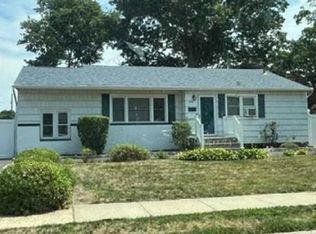 506 N Greene Ave, Lindenhurst, NY 11757