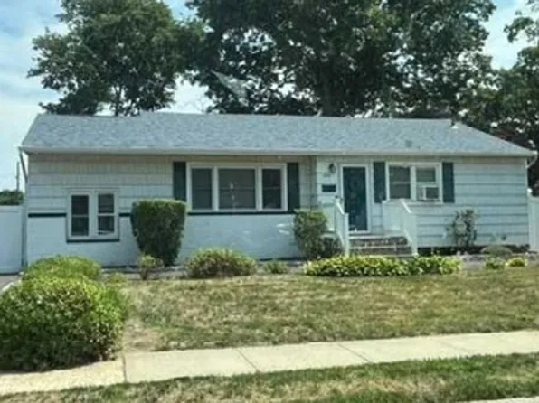 506 N Greene Ave, Lindenhurst, NY 11757