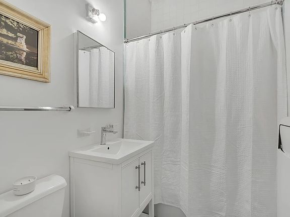 5th image of 720 Greenwich St APT 1D
