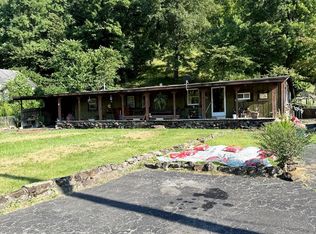 906 Highway 21, Mount Hope, WV 25880