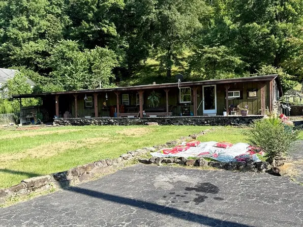 906 Highway 21, Mount Hope, WV 25880