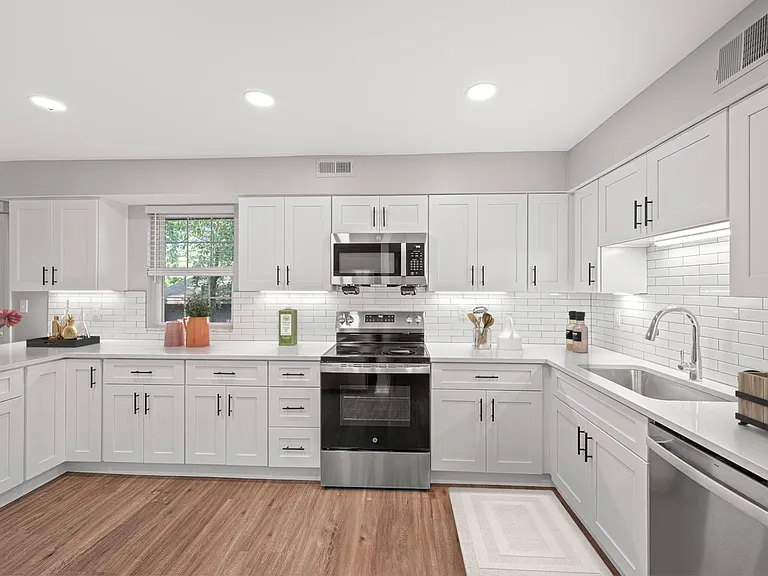 Indian Creek Apartments and Townhomes — Photo 101