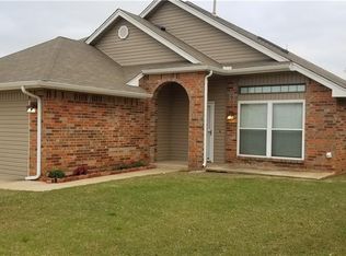 1030 NE 11th St, Moore, OK 73160