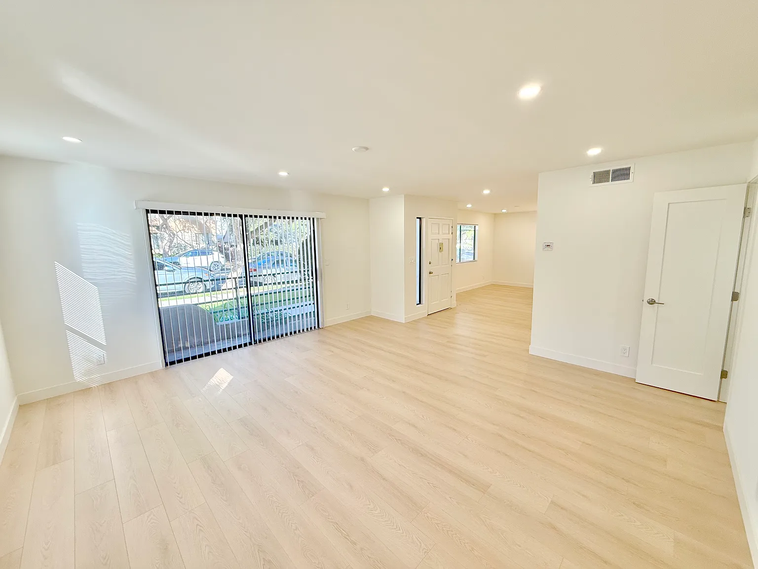 3 bed, 2.5 bath, 1300 sqft, $6,995 — Photo 2