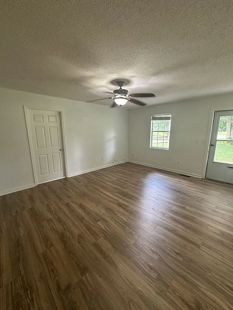 Quiet 3 Bedroom 2 Bath with Creek Access!! Pet Friendly! — Photo 2