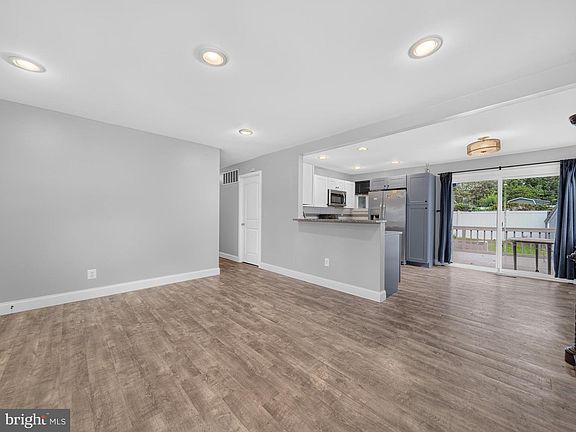 5th image of 504 Hamlen Rd
