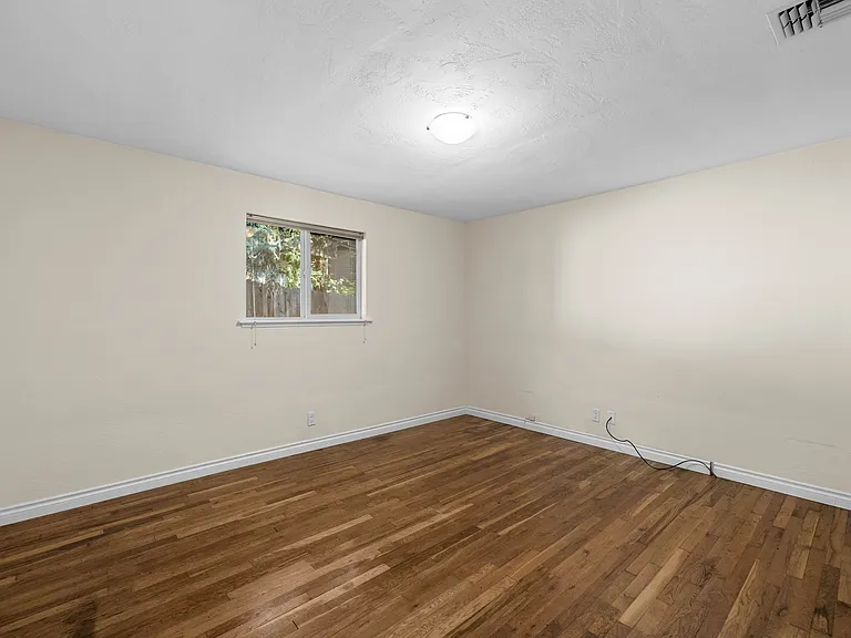 459 Herbert St — Photo 11