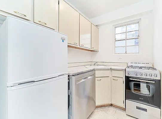 3rd image of 330 E 49th St APT 8
