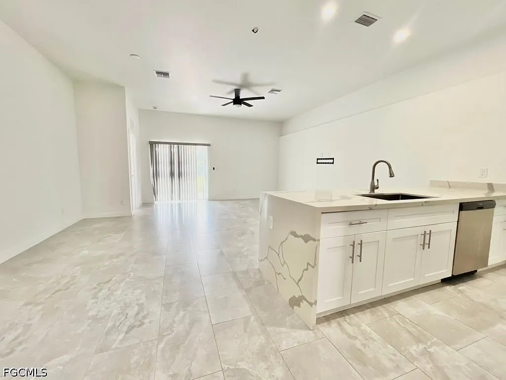 3 bed, 2.0 bath, 1329 sqft, $1,900 — Photo 2