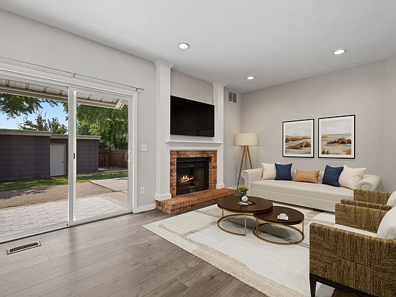 Great room area off of dining area and back patio