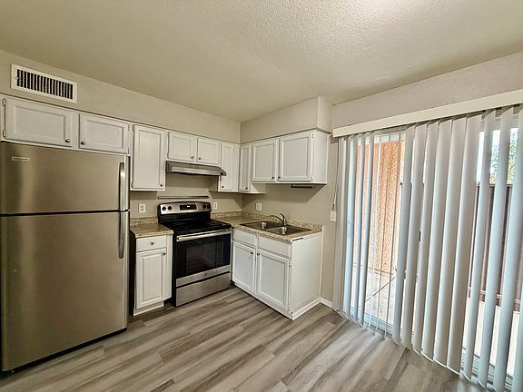 5th image of 2645 N Alvernon Way