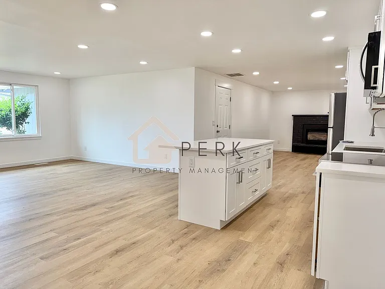 3605 NE 10th Ct — Photo 5