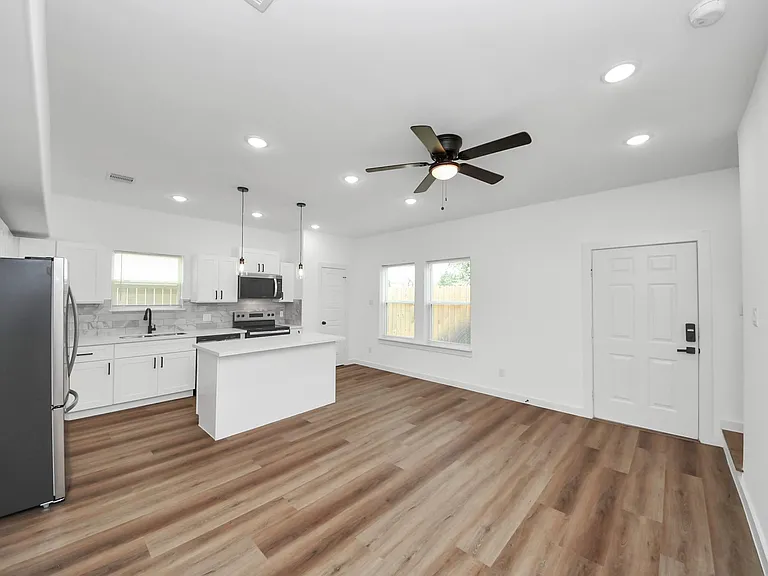 8021 Birmingham St #B — Photo 10
