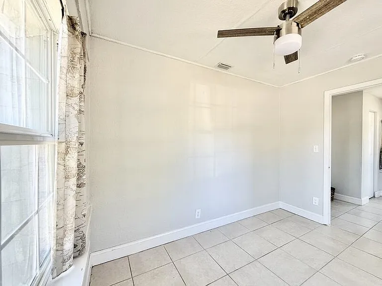 2425 Auburn St S — Photo 24