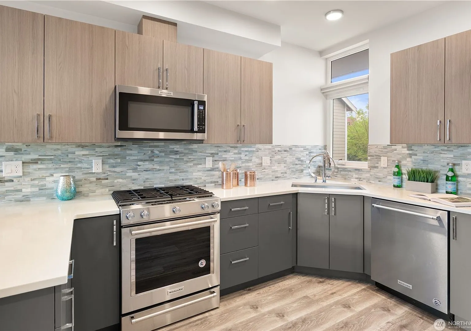 3 Bedroom Modern Ballard Living with Rooftop Views, A/C & Premium Finishes — Photo 4