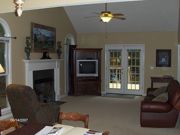 Grt Rm w/vaulted ceilings opens onto back deck