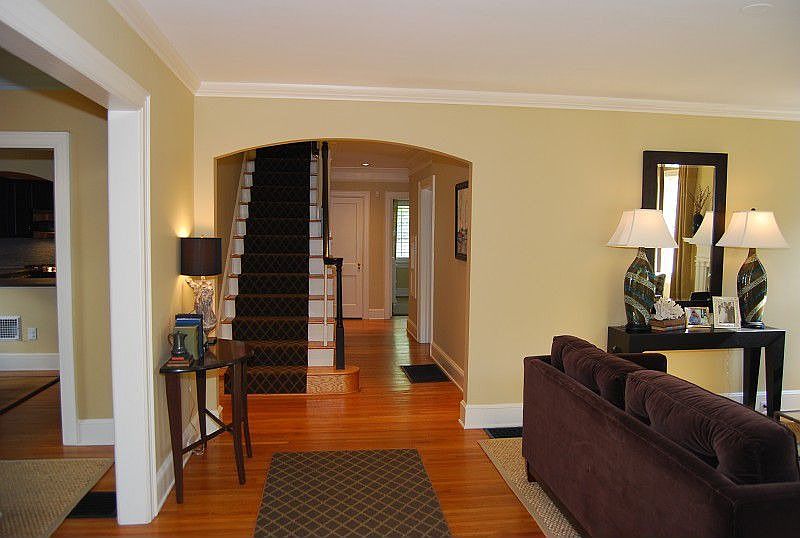 2nd image of 2515 Belvedere Ave